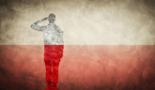 Польський військовий на фоні польського прапора_UK