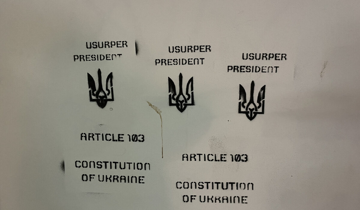 Написи на стінах будинку у Варшаві